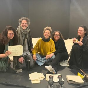 Daniela Galli Instagram - #TBT recente da temporada de “The Other Mozart” em Nova York, em janeiro. Foi lá que me apresentei com esse monólogo pela primeira vez em 2016. Repeti a dose em 2017, e depois outros trabalhos se seguiram. Anos mais tarde, supresa: convite para um tour por cidades americanas. Nessas andanças, tive a oportunidade de conhecer teatros majestosos, maravilhosos. Platéias de 400, 800, 1000, 1300 pessoas compartilhando comigo essa experiência única e efêmera. Sempre há eco. Aprendizado mútuo. Troca. E nessas dimensões, reverbera com uma força imensa.
Mas em janeiro, voltei a um teatro pequeno, de apenas 40 lugares. E eles se preencheram todas a noites com pessoas generosas, atentas e ávidas por estarem ali. Pude ver cada rosto, ouvir cada suspiro e sentir a presença especial de cada um. E isso, minha gente, reverbera também com uma força imensa. Sou grata à @sylvia.milo, por compartilhar sua criação comigo; aos parceiros @nathandavis_composer , @heythereitskodi e @kellietaylornyc , brilhantes no que fazem e ainda maiores em quem são; à @oriettacrispino por nos receber em seu @theaterlab . Agradeço aos amigos que encheram meu coração de alegria e à todos que lá estiveram. Seguimos.