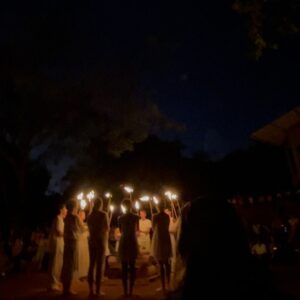 Daniela Galli Instagram - Festa é jeito bonito de rezar o mundo.
Sempre que tô na área, participo desse São João só pra estar ao redor da fogueira. É algo tão bonito que parece oração.
Gosto de rituais. Nos aproximam dos sentidos… nos fazem pausar pra velar e celebrar aquilo que escolhemos e, às vezes, aquilo que nem se sabe.
Nessa noite, mesmo com os pés na terra e encantada com o fogo, não conseguia tirar os olhos do céu.
Na manhã seguinte recebi uma mensagem e entendi: uma grande amiga havia terminado seu ciclo por aqui durante a noite. Voou. Os tambores soaram, cantei e dancei junto à fogueira, venerei o céu pensando que era pra São João… mas foi tudo pra ela.