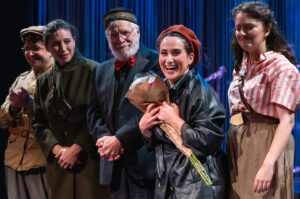 Daniella Rabbani Instagram - 💋👀My mom rushed to the stage opening night to hand me flowers. I’m so glad the photographer caught my reaction. Amid Falling Walls @folksbiene is back in the theater @museumjewishheritage tonight at 7pm! Excited to tell this story and see you then! 👀💋
.
.
.
#yiddish #yiddishtheater #jewishandproud #offbroadway #musicaltheaternerd