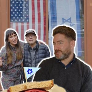 Daniella Rabbani Instagram - The @2ndavedeli is one of the most iconic NYC food institutes 🥪✡️🍴! Despite facing defacement and vandalism after October 7, this American Jewish deli proudly keeps its Israel flag flying 🇮🇱 

#2ndAvenueDeli #NYC #CommunitySupport #jewishheritage