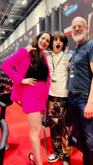 Danielle Bisutti Instagram - This is how we do it on #flashbackfriday night! 💯❤️‍🔥🙏🏻
Love hanging with my friends @mcmcomiccon & @monsterpaloozaofficial Can’t wait for @sacanimeofficial September 1-3 in Sacramento! 

#fridaynight #friends #actorslife #teamfreya #godofwar #godofwarragnarok #insidious2 #insidious #chucky #wonderwoman #wonderwomanlego #elsa #dreamlightvalley