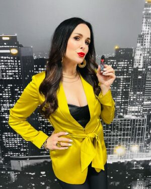 Danielle Bisutti Instagram - Fashion affiliate appreciation Friday. 
Is that even a thing? Now it is❣️
My gratitude to @michelemariepr and my TEAM at @icon_pr for connecting me to these glorious brands that dress and adorn me so beautifully! It gives me confidence and ease attending these fun events knowing my outfit is HANDLED 🙏🏻❤️‍🔥💯

@express - fluorescent pink blazer skirt suit, black lace jumpsuit, fluorescent mustard silk jacket, black faux alligator crop top, white blazer, black bodysuit, jewelry, black strappy heels. 
@unode50 - JEWELRY ❤️‍🔥
@skiesareblueclothing fluorescent pink blazer and shorts.
@lilysilk - black silk and lace camisole 
@cartier - gold “Juste un Clou” 💍 
@cutlerandgross - 👓 
@maccosmetics - 💄 #RedHaring 
@louisvuitton - “Neverfull MM” 👜 (that I always manage to fill up!) 

#fashion #affiliatemarketing #affiliate #expressclothing #skiesareblue #unode50 #lilysilk #cartier #louisvittonbag #maccosmetics #cutlerandgrosseyewear #conventions #autographsigning #daniellebisutti #freya #freyafriday #friday #gratitude