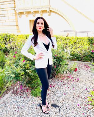 Danielle Bisutti Instagram - Fashion affiliate appreciation Friday. 
Is that even a thing? Now it is❣️
My gratitude to @michelemariepr and my TEAM at @icon_pr for connecting me to these glorious brands that dress and adorn me so beautifully! It gives me confidence and ease attending these fun events knowing my outfit is HANDLED 🙏🏻❤️‍🔥💯

@express - fluorescent pink blazer skirt suit, black lace jumpsuit, fluorescent mustard silk jacket, black faux alligator crop top, white blazer, black bodysuit, jewelry, black strappy heels. 
@unode50 - JEWELRY ❤️‍🔥
@skiesareblueclothing fluorescent pink blazer and shorts.
@lilysilk - black silk and lace camisole 
@cartier - gold “Juste un Clou” 💍 
@cutlerandgross - 👓 
@maccosmetics - 💄 #RedHaring 
@louisvuitton - “Neverfull MM” 👜 (that I always manage to fill up!) 

#fashion #affiliatemarketing #affiliate #expressclothing #skiesareblue #unode50 #lilysilk #cartier #louisvittonbag #maccosmetics #cutlerandgrosseyewear #conventions #autographsigning #daniellebisutti #freya #freyafriday #friday #gratitude