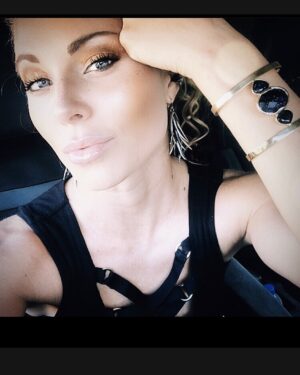 Danielle C. Ryan Instagram - Feelin that black and gold today ✨🖤✨