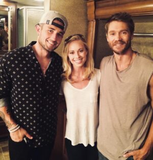 Danielle C. Ryan Instagram - Don’t you hate it when you have to work with ugly guys 😜 
But really. Two of the sweetest, most talented, wonderful humans out there. Had so much fun on the music video for @michaelraymusic #herworldormine if you haven’t heard it yet, you’re missing out. 🎶 • #countrymusic #music #musicvideo #talent #michaelray #chadmichaelmurray #funday