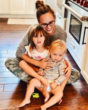 Danielle Demski Instagram - This was the moment she realized her brother needed a diaper change😆
#makingmemories
.
.
.
#momlife #caughtoncamera #brotherandsister #boymom #girlmom #snuggletime #momoftwo #momsofig #momsofinsta