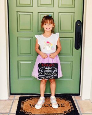 Danielle Demski Instagram - One of us cried about Ashlyn’s last year of preschool…the other got super excited. Any guesses??🥲💗🦄 
.
.
.
#firstdayofschool #mygirl #proudmama #girlmom #preschool #montessori #letthembelittleforever