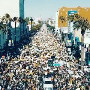 Danielle Demski Instagram - Proud Angelino right about now❤️🙏#peacefulprotest .
.
.
.
.
#justiceforgeorgefloyd #bethechangeyouwanttosee #proudcalifornian #blm #hollywoodland