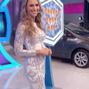 Danielle Demski Instagram - 𝑡𝑜 𝑎 𝑳𝑰𝑽𝑬 𝑠𝑡𝑢𝑑𝑖𝑜 𝑎𝑢𝑑𝑖𝑒𝑛𝑐𝑒! ❥❥❥
Till we meet again y’all 🥰
@letsmakeadealcbs #letsmakeadeal
.
.
.
.
.

#stayhome #staysafe #quarantine and #cbstv #throwbackthursday #waynebrady #gameshow #host #muchlove!