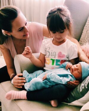 Danielle Demski Instagram - big sis ♡︎ lil kisses 🥰
.
.
.
#bigsister #babybrother #boymom #girlmom #momlife #mondaymotivation #newborn