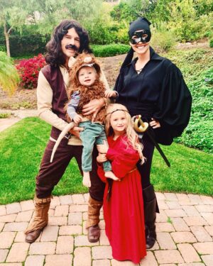 Danielle Demski Instagram - INCONCEIVABLE!👸🏼
I love a good family costume! Hope I can get these kids to participate until they’re at least 18😉 Happy Halloween everybody! 🎃👻🍬
.
.
.
.
#halloween #theprincessbride #familycostume #momlife #rous #inigomontoya #dreadpirateroberts