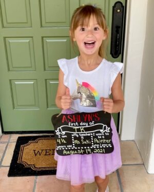 Danielle Demski Instagram - One of us cried about Ashlyn’s last year of preschool…the other got super excited. Any guesses??🥲💗🦄 
.
.
.
#firstdayofschool #mygirl #proudmama #girlmom #preschool #montessori #letthembelittleforever