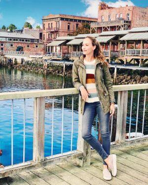 Danielle Demski Instagram - Probably thinking about what our kids are doing, while running lines in my head, while freezing 🐠🚘 🎬 #toyotausaroadtrip
.
.
.
.
#tvcommercial #PNW #setlife #washington #toyotaroadtrip #actor #letsgoplaces #roadtrip #behidthescenes #bts #worktrip #usaroadtrip