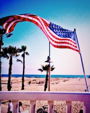 Danielle Demski Instagram - Honoring those who served today with deep gratitude for their sacrifice. Especially those in my own family🇺🇸💪#VeteransDay
.
.
.
.
#usa #veterans #americanflag #starsandstripes #america #service #grateful