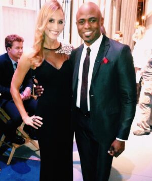 Danielle Demski Instagram - Sending a big congratulations to Wayne Brady on his Daytime Emmy nomination for Outstanding Gameshow Host...Good luck tonight! Sending virtual hugs your way😘🎤💫
.
For the first time ever the Daytime Emmy Awards will be airing virtually on CBS. All the nominees and presenters will be in their respective quarantine locations. No red carpet, no after parties...so you’ll find me sipping champagne at home in my jammies cheering on the LMAD team!🥂 #AndTheWinnerIs .
.
.
.
.
.
.
#LMAD #awardshow #backstagelife #tvhost #letsmakeadeal #behindthescenes #setlife #gameshow #hollywood #waynebrady  #CBStvstudios #daytimeemmys