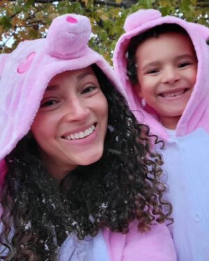 Danielle Vega Instagram - :: The three pigs and the wolf...who didn't want to wear her hat and ended up staying in the car with Daddy Pig anyway while Mama Pig and Baby Pig Trick-or-Treated in the snow. 🥴 
Halloween 2023 🐷🐷🐷🐺