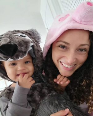 Danielle Vega Instagram - :: The three pigs and the wolf...who didn't want to wear her hat and ended up staying in the car with Daddy Pig anyway while Mama Pig and Baby Pig Trick-or-Treated in the snow. 🥴 
Halloween 2023 🐷🐷🐷🐺