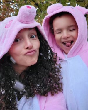 Danielle Vega Instagram - :: The three pigs and the wolf...who didn't want to wear her hat and ended up staying in the car with Daddy Pig anyway while Mama Pig and Baby Pig Trick-or-Treated in the snow. 🥴 
Halloween 2023 🐷🐷🐷🐺