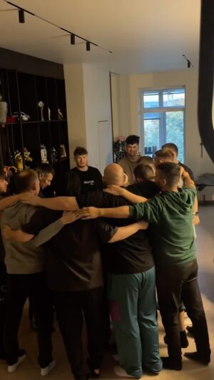 Daniil Prytkov Instagram - Всей семьей перед выездом на съемку шоу «Конфетка»
зарядились и прогнали песню дома.
В качестве зрителя Мама☺️
И все это в на следующий день после празднования всеми вмести Дня Рождения. Душевно.
Кстати, песня ЕДУ Я НА РРДИНУ доступна в ВКонтакте.