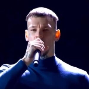 Daniil Prytkov Instagram - К слову… А мы и не уезжали.
Музыка и слова: Эдуард Скрябин
Аранжировка: @spotyboii @vndyvndy 
Спасибо автору за сильнейшую песню.
Спасибо команде Шоу «Конфетка» на ТНТ @tnt_online 
Спасибо мои родным, друзьям за поддержку на сцене.
Это было по эпичному душевно🤍
Эта песня собрала на сцене близкие души.
Рядом мой папа, папа моего друга, мои племянники, друзья из разных городов, моя команда.
Всем, кто ценит и любит родные места в кругу самых дорогих.
Пишите в комментарии КОРЕША, если хотите, чтобы Эдуард и команда ТнТ выпустили эту песню в качестве в общий доступ.
Ну и ставьте лайки и делитесь этой песней с близкими.🙏🏽