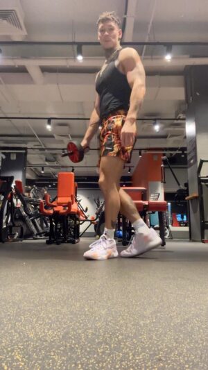 Daniil Prytkov Instagram - Спортивный челлендж от @fhozhin .
Я обещал, что поддержу Тебя в этом🙏🏽💪🏽
Передаю эстафету двум близким атлетам:
@partyisnotover & @miamioleg_official 
Складка с роликом на пресс вдоль пола с прямых ног.
Если получится, сделать на максимальное возможное кол-во.
Я сам планировал 15 раз, но… Есть момень☝🏽!
Мне это упражнение, а точнее элемент дается легко, и после 12 раз мышцы абсолютно не испытали стресса.
Для меня сложность была в колоссальном притоке крови к голове после 9 раза. На 12-ом боялся, что если сделать еще пару раз, лопнут глаза.
Глаза краааасные, такое давление в голове я не ощущал даже при висе вниз головой на 10 минут, а так же при стойке на руках в течение 2 минут.
Если достойно развит кор, ноги, и в Вас оптимальный баланс сил и массы тела, всё получится. Не обещаю, что 12 раз, но 1-2 разы осилить вполне можно.
💪🏽