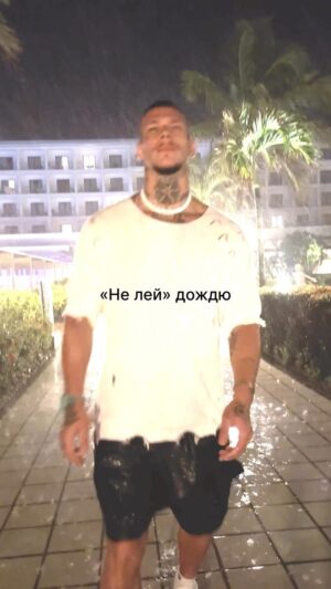 Daniil Prytkov Instagram - Ты надела юбку, то платье вернула обратно.
Я знаю, Ты так боишься испортить укладку.
Я скажу: «Не лей» дождю.
Ей скажу: «Я здесь, я жду…»
