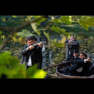 Danila Kozlovsky Instagram - ⠀
Наш «Карамора» существует в альтернативной версии одного из самых интересных периодов отечественной истории.⠀
Серебрянный Век увлёк нас своей двойственностью, когда небывалый подъём науки и технологий сопровождался расцветом оккультизма и мистических течений. Когда одни и те же люди могли днем из подручных материалов мастерить самодельную бомбу, а вечером в модном салоне участвовать в спиритическом сеансе общения с духами.⠀
Это сочетание, на первый взгляд, несочетаемых мировоззрений легло в основу наших героев.⠀
Помимо этого, юмор, экшен, любовь, драма, делают нашу историю абсолютно полифоничной и оттого, совершенно особенной.
⠀
Создание и производство @dkentertainment.studio 
Смотрите с 20-го января на @start.ru и @okkomovies