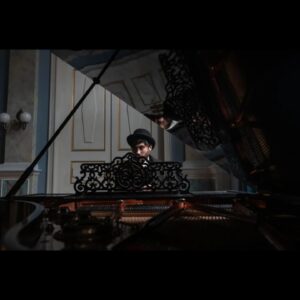 Danila Kozlovsky Instagram - ⠀
Наш «Карамора» существует в альтернативной версии одного из самых интересных периодов отечественной истории.⠀
Серебрянный Век увлёк нас своей двойственностью, когда небывалый подъём науки и технологий сопровождался расцветом оккультизма и мистических течений. Когда одни и те же люди могли днем из подручных материалов мастерить самодельную бомбу, а вечером в модном салоне участвовать в спиритическом сеансе общения с духами.⠀
Это сочетание, на первый взгляд, несочетаемых мировоззрений легло в основу наших героев.⠀
Помимо этого, юмор, экшен, любовь, драма, делают нашу историю абсолютно полифоничной и оттого, совершенно особенной.
⠀
Создание и производство @dkentertainment.studio 
Смотрите с 20-го января на @start.ru и @okkomovies