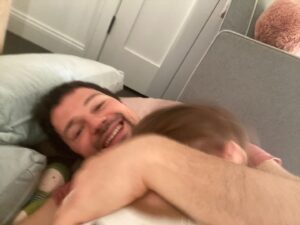 Danila Kozlovsky Instagram - Друзья! 
Хотел поделиться с вами чудесным праздничным настроением!☃️
Конечно, мы уже стали старше и больше, но это совершенно не уменьшает заряд тепла и любви, которымм я хочу поделиться с вами вместе с этой фотографией.💚
С Рождеством вас. И берегите друг друга!🎄