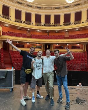 Danila Kozlovsky Instagram - ЖЕНЕВА! ЦЮРИХ! ЕРЕВАН! Это было эпически феерично!)) Спасибо за то, что в каждом из этих городов, вы были на распашку и бесконечно щедрыми на эмоции, смех, содержательные паузы и понимание. Этот тур в моем сердце🖤🙌 Сейчас небольшая пауза, а затем едем дальше и на очереди АЛМАТЫ 12 июня и затем, ТБИЛИСИ 14 и 15 июня. Жду не дождусь новых встреч! #frank