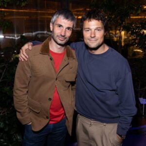 Danila Kozlovsky Instagram - ⠀⠀
Как летит время…
Почти пять лет назад мой брат Егор дал старт проекту AR Tutor. Впрочем, тогда никто не предполагал, что попытка сделать что-то полезное и интересное станет серьезным проектом и получит имя AR Tutor.
⠀⠀
Мне повезло с первых дней следить за развитием Тьютора. Я видел, как ребята начинали с самых общих идей, которые постепенно превращались в программные коды и красивые картинки. Первое время работа шла исключительно на волонтерских началах. Постепенно собиралась команда, причем команда, которой можно гордиться.
⠀⠀
Возможно, это была ошибка, но «тьюторцы» не занимались рекламой и продвижением проекта. Просто работали. А вместе с ними работало сарафанное радио. В какой-то момент мы с удивлением обнаружили, что о проекте знают и приложения  используют. И это было приятно. Это были первые оценки работы Егора.
⠀⠀
После выхода нескольких выпусков Тьютора стало понятно, что возможности развития практически исчерпаны. Проект как-то незаметно перерос из любительского в пользовательский. По большому счету, перед командой встала альтернатива: рост или стагнация! И здесь как нельзя вовремя пришла помощь от государства.
⠀⠀
Большую и очень серьезную работу по поддержке и расширению проекта оказал Минпромторг (@minpromtorg) и Министр Денис Мантуров. 
⠀⠀
Сейчас у Егора есть реальный шанс… нет, не шанс, а твердое намерение выйти на принципиально новый уровень – и по масштабу, и по используемым технологиям.
К пятилетию выходит очередное бесплатное мобильное приложение AR Tutor «Коммуникатор» – инструмент для развития речи у детей с особенностями развития. «Коммуникатор» будет представлен на VI форуме реабилитационной индустрии «Надежда на технологии». Следите за онлайн-трансляцией!
Подробнее о бесплатных приложениях проекта AR Tutor можно узнать на сайте www.ARTutor.ru.
⠀⠀
Почти пять лет прошло… Надеюсь, когда-нибудь мы будем это время называть «первые пять лет AR Tutor». А почему бы и нет?