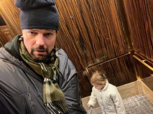 Danila Kozlovsky Instagram - Когда собственная дочь после трёх часов прогулки, гораздо бодрее, чем ее папа😬