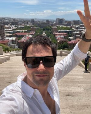 Danila Kozlovsky Instagram - ЖЕНЕВА! ЦЮРИХ! ЕРЕВАН! Это было эпически феерично!)) Спасибо за то, что в каждом из этих городов, вы были на распашку и бесконечно щедрыми на эмоции, смех, содержательные паузы и понимание. Этот тур в моем сердце🖤🙌 Сейчас небольшая пауза, а затем едем дальше и на очереди АЛМАТЫ 12 июня и затем, ТБИЛИСИ 14 и 15 июня. Жду не дождусь новых встреч! #frank