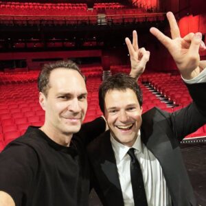 Danila Kozlovsky Instagram - Берлин. Легендарный театр на Подсдамской площади. Когда-то я мечтал попасть сюда с фильмом, на кинофестиваль. Но каждый раз, когда картины с моим участием были в конкурсе, приехать у меня не получалось. По разным причинам. За исключением одного раза, но и тогда мы умудрились опоздать и все прошло скомкано. 

И вот 3-го марта в этом же зале, который является официальным дворцом Берлинале, прямо на этой сцене, спустя всего лишь неделю после завершения кинофестиваля, мы сыграли премьеру моего музыкального представления FRANK. Так что выбор этого места совершенно не случаен. Намоленное место для кинематографистов со всей планеты и один из самых удивительных городов мира. 
Этот день я запомню навсегда! Спасибо за такой невероятный прием, смех, пение хором и ту радость, которую мы разделили вместе. Это превзошло мои самые смелые ожидания! Мы все вместе с вами сотрясали стены легендарного Theater am Potsdamer Platz!) 

Спасибо режиссеру @savva_saveliev без которого этого спектакля бы не случилось. Ты крут и невероятно талантлив. Счастье, с тобой работать. Спасибо @evennta_concert и моим друзьям с @kartina.tv за поддержку, смелость и ваше отношение! 
Фух. Едем дальше. До встречи во Франкфурте-на-Майне 14-го апреля! Билеты по ссылке в профиле. За фото спасибо @lo_kelsch
