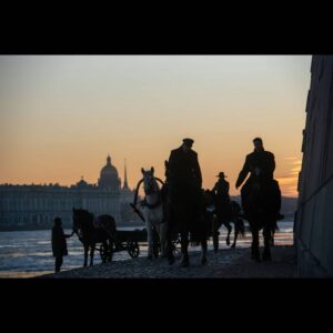 Danila Kozlovsky Instagram - ⠀
Наш «Карамора» существует в альтернативной версии одного из самых интересных периодов отечественной истории.⠀
Серебрянный Век увлёк нас своей двойственностью, когда небывалый подъём науки и технологий сопровождался расцветом оккультизма и мистических течений. Когда одни и те же люди могли днем из подручных материалов мастерить самодельную бомбу, а вечером в модном салоне участвовать в спиритическом сеансе общения с духами.⠀
Это сочетание, на первый взгляд, несочетаемых мировоззрений легло в основу наших героев.⠀
Помимо этого, юмор, экшен, любовь, драма, делают нашу историю абсолютно полифоничной и оттого, совершенно особенной.
⠀
Создание и производство @dkentertainment.studio 
Смотрите с 20-го января на @start.ru и @okkomovies