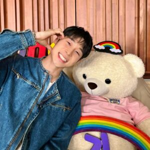 Danny Koo Instagram - With Wilson! 🌈🧸🏠
 
 
 
 
 
오늘밤도 설렌당