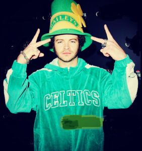 Danny Masterson Instagram - Someone just sent me this and I thought oh my yesyes... Happy end of st paddy’s day lads n lasses. Sláinte! ☘️