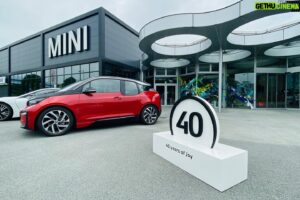 Dante Carver Instagram - おめでとうございます🎉！！

BMW Japanが会社設立40周年記念

•大切なものとの素敵な写真をプロのフォトグラファーに撮ってもらえる「Memorial Photo Studio」に行ってきた

・この「Memorial Photo Studio」17、18日（来週末）実施している

•BMW の40thイベントは
7月25日まで開催してます。

・BMWのEV（電動車）／PHEV（ハイブリッド車）に試乗すると、走った分（1kmにつき100円）を、坂本龍一さんが代表を務めている自然環境森林保全団体
「more trees」にチャリティー寄付されます。

#世界はたいせつなものであふれている
#Gobeyond40th