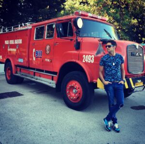 Dany Martins Instagram - Arrancando la semana con todo! Que no se te prenda fuego la cabeza! Cualquier cosa me llamas! Tengo el camión de bomberos preparado por cualquier incendió! Jaja Look @bydeepoficial #Camion #bomberos #bydeep