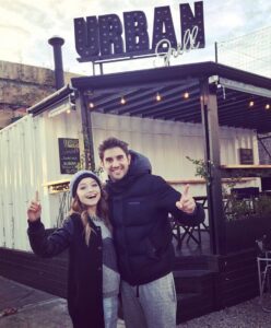 Dany Martins Instagram - Que linda visita tuve en @urbangrillok Paso @karolsevillaofc con su mama a comerse una rica hamburguesa completa con papas fritas! Y unos lomitos riquísimos! Me parece que serás habitué del lugar! Jejeje Gracias #Karol y #Caro por elegir #UrbanGrill Y por ser una amiga tan linda que disfruta de los buenos momentos! Lindas charlas, lindo encuentro y felices todos! #comida #amigos #momentos #compartir #SanMartin
