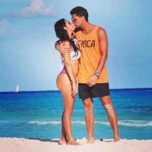 Dany Martins Instagram - Se viene un nuevo viaje con @jesicagriselmartinez ❤️ A ver si nos ayudan? A donde podríamos ir? Necesitamos playa! Leo recomendaciones! #playa #arena #vacaciones #verano