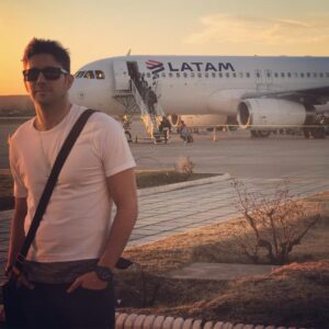 Dany Martins Instagram - Linda tarde de sábado volviendo a casa! Muchos amigos! Linda jornada! Hermoso todo! Look @martinaditrento_oficial @gbay_oficial @guillecasinghino #atardecer #neuquen #avion #casa #amigos
