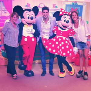 Dany Martins Instagram - Esto muestra la felicidad que te brindan los dos mejores personajes de #Disney #disneymomentosmagicos El momento mágico fue sacarme la foto con mi mamá y mi hermana @karymartins2007 #mickey #minnie Terminando el año con todo!!! #familia #teatrocoliseo Eternamente agradecido a Disney!!!