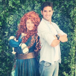Dany Martins Instagram - Siempre que te cruces con algún personaje de #Disney es imposible no sacarse una foto! En este caso con #Merida #Valiente #princesa #pelicula #Disneypixar Que lindo se ve mi #Reloj @gshockargentina #Gsteel
