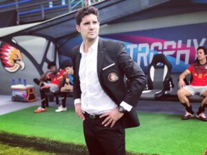 Dany Martins Instagram - Sigo persiguiendo mis sueños! Siempre quise dirigir un equipo y esta puede ser mi oportunidad! Podré ser el nuevo DT de los Halcones? #o11ce #serie #disneychannel @disneychannel_la @disneyxdla