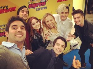 Dany Martins Instagram - Espectáculo 100% recomendable! Ya lo conocen! Todos esperando sacarnos La foto con @diegotopaok jajaja Acá con @karolsevillaofc @joelybrianoficial @hugorodriguezok @ceci2410 y más!!! #equipo #amigos #Topa #espectáculo #disneyjuniorlive #selfie #Martes