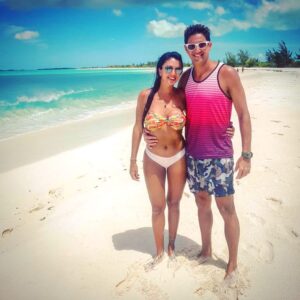Dany Martins Instagram - Cuando tenes unas buenas vacaciones, se te nota en la sonrisa! Parar y volver a empezar! Nada más lindo que descansar en estos lugares con ella ❤️ Ahora, a volver al trabajo! Se vienen cosas lindas! #vacaciones #playa #Cuba #cayolargo #playasirena cc @jesicagriselmartinez