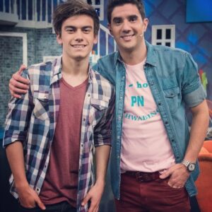 Dany Martins Instagram - Todo listo! Hoy 17 Hs Arg! Nos visitan @agusbernasconi07 y @carolinakopelioff en #pijamaparty por @disneychannel_la #agustinbernasconi #carokopelioff #DisneyChannel #entretenimiento #juegos #invitados