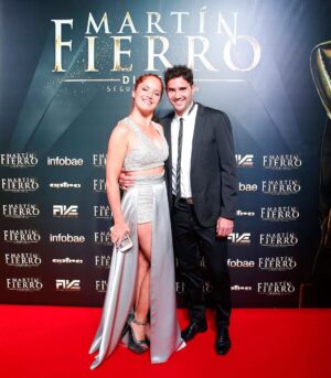 Dany Martins Instagram - Con @caritoiba en la alfombra roja de la segunda edición de los premios @martinfierrodigital Gracias @aptra_ok y @lolimiraglia por la invitación! Sos la 1...! 😉 #MartinFierro #QueVuelvaZappingZone #infancia #zappingzone #disney