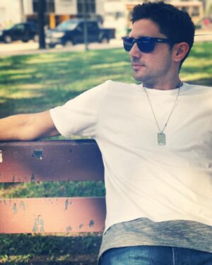 Dany Martins Instagram - Siempre que puedas, tomate 2 minutos para pensar, y reflexionar! Luego activa como si fuera la primera vez, aunque así no sea! Te dará impulso para salir adelante! #Viaje #Trabajo #viernes PH @lionelferro Look Remera @martinaditrento_oficial @gbay_oficial 👏👏👏